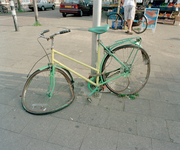 823786 Afbeelding van een fietswrak vastgezet aan een lantaarnpaal aan de Kanaalstraat te Utrecht.